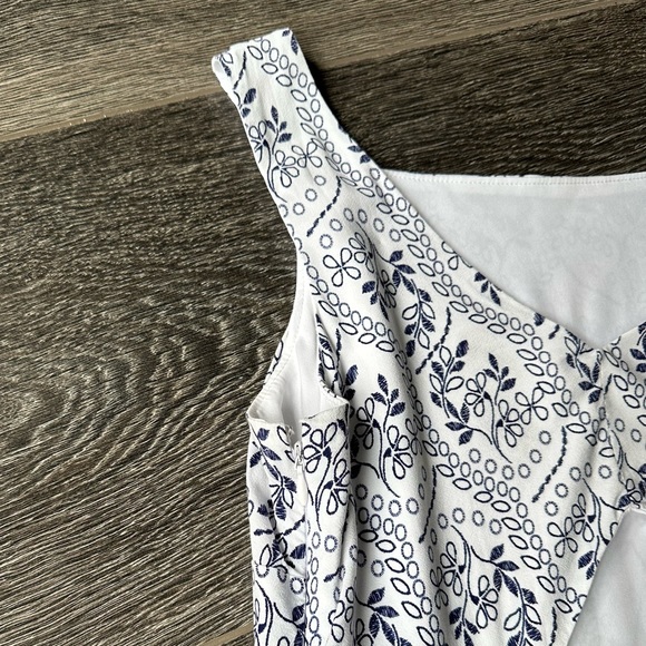 Loft dress with back cut-out - Picture 4 of 4